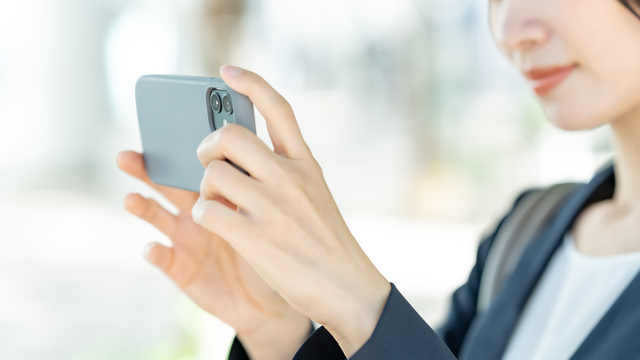 Kundin fotografiert das Schadensbild zur Kosteneinschätzung des Gutachtens